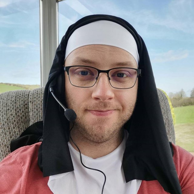 Смешные наряды сотрудников, которым приходится работать дома (10 фото)