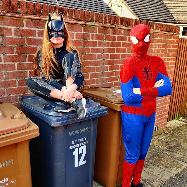 Выход к мусорке - целое представление. Австралийцы придумали себе развлечение на карантине (24 фото + видео)