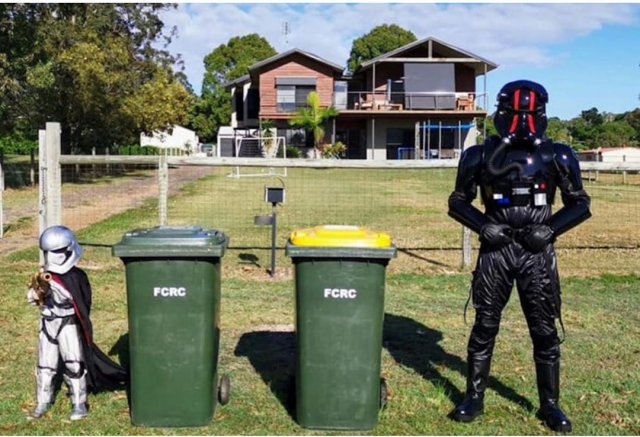 Выход к мусорке - целое представление. Австралийцы придумали себе развлечение на карантине (24 фото + видео)