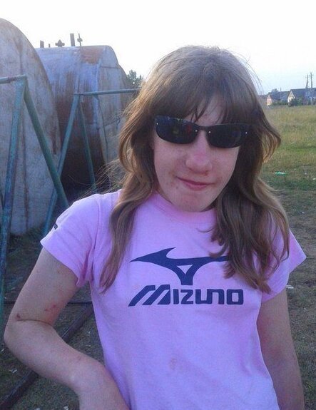 Изменилась и вышла замуж: как сейчас живёт знаменитая девочка-мем (7 фото)