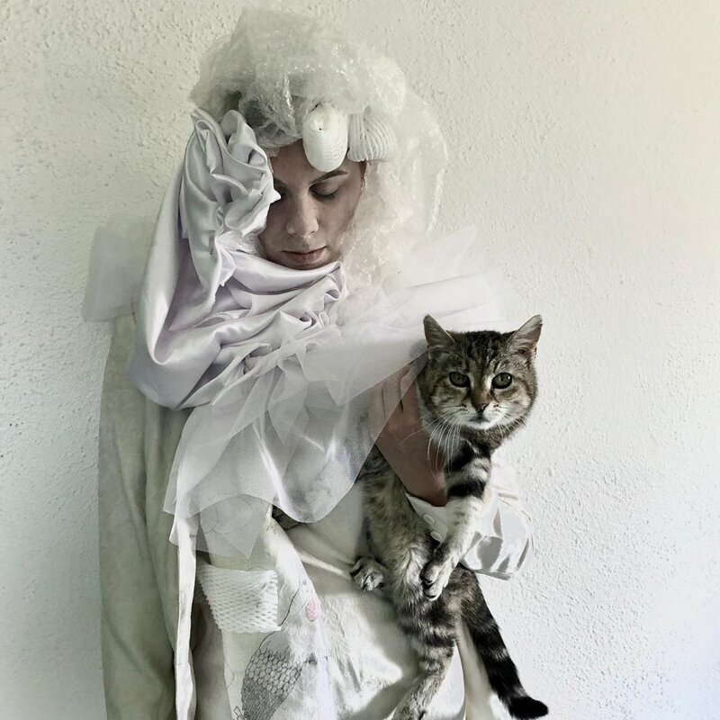 Карантин на стиле: модные образы из подручных материалов (47 фото)