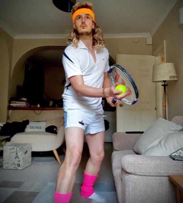 Смешные наряды сотрудников, которым приходится работать дома (10 фото)