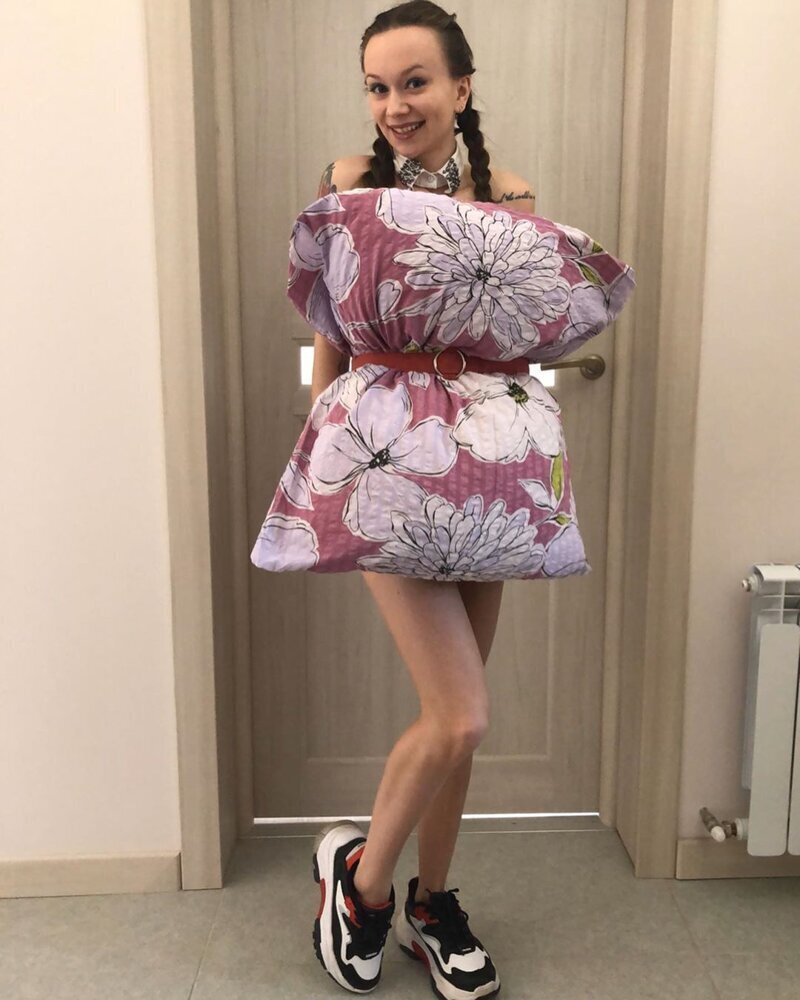 Карантин на стиле: модные образы из подручных материалов (47 фото)