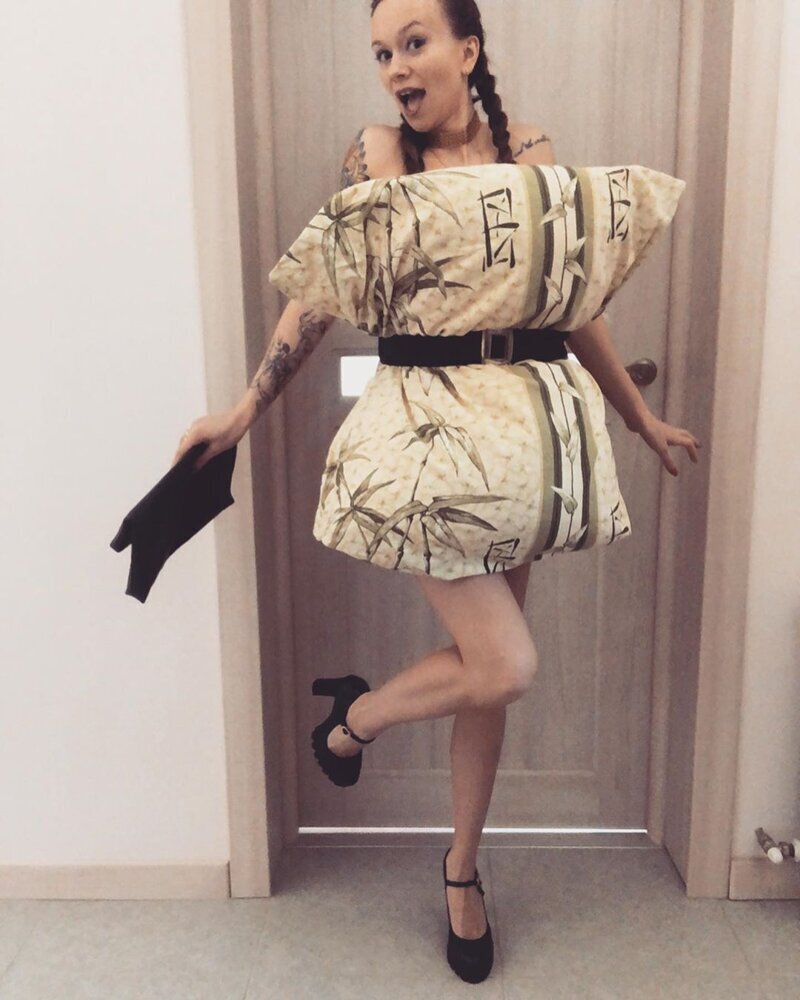 Карантин на стиле: модные образы из подручных материалов (47 фото)