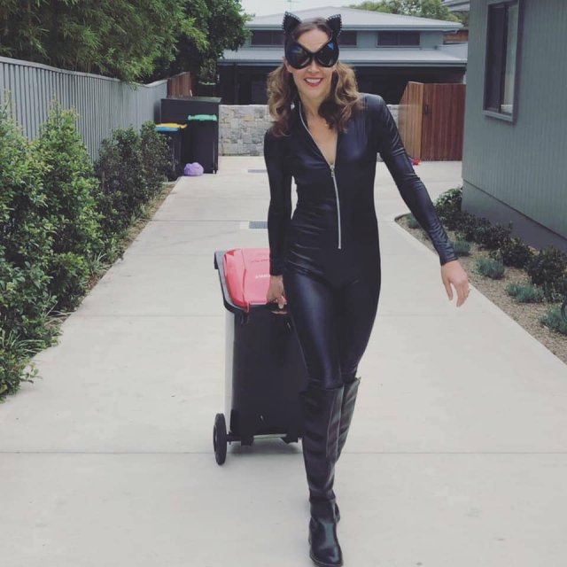 Выход к мусорке - целое представление. Австралийцы придумали себе развлечение на карантине (24 фото + видео)