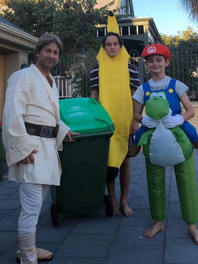 Выход к мусорке - целое представление. Австралийцы придумали себе развлечение на карантине (24 фото + видео)