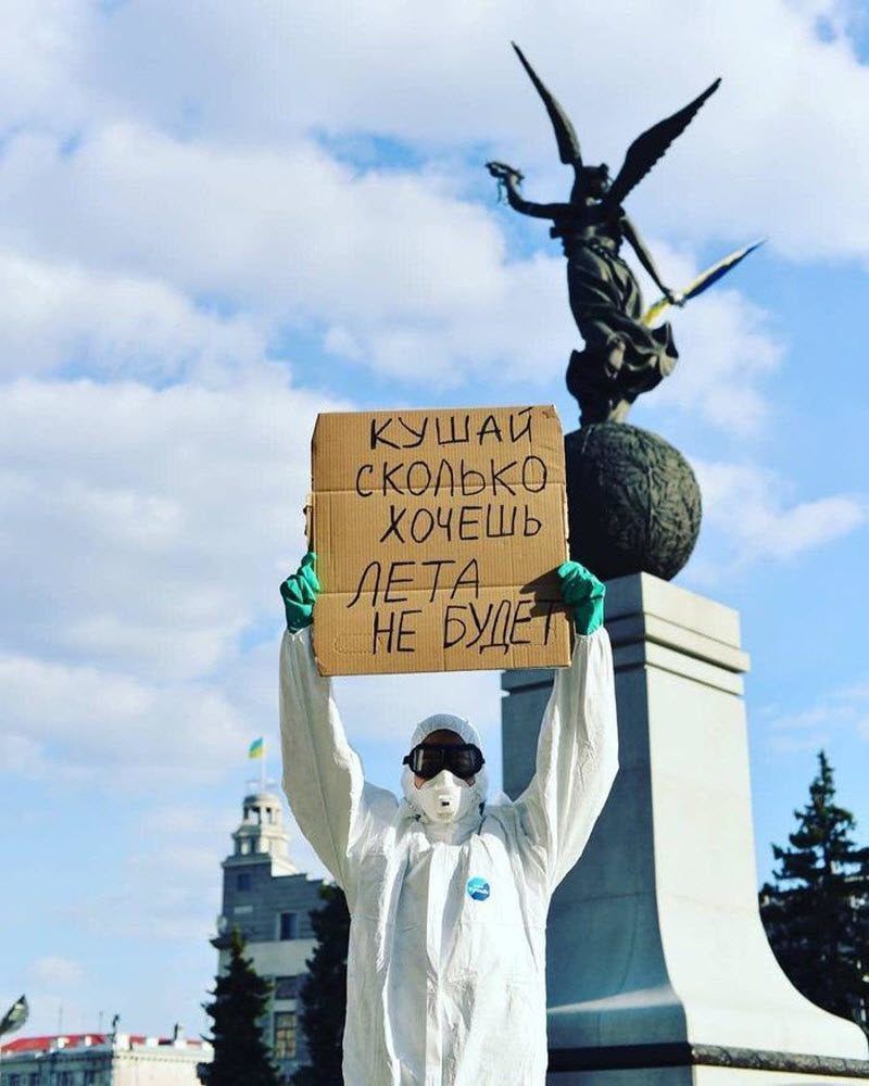 О чем сообщают на стенах в эпоху пандемии (11 фото)