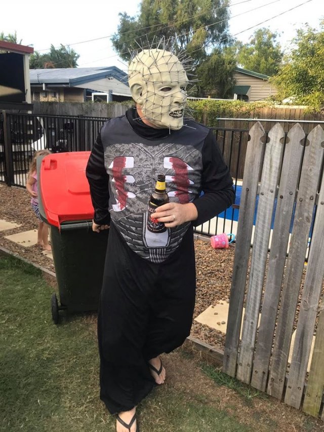 Выход к мусорке - целое представление. Австралийцы придумали себе развлечение на карантине (24 фото + видео)