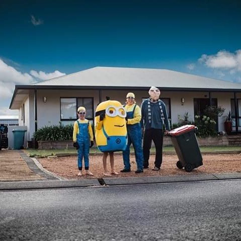 Выход к мусорке - целое представление. Австралийцы придумали себе развлечение на карантине (24 фото + видео)