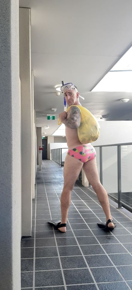 Выход к мусорке - целое представление. Австралийцы придумали себе развлечение на карантине (24 фото + видео)