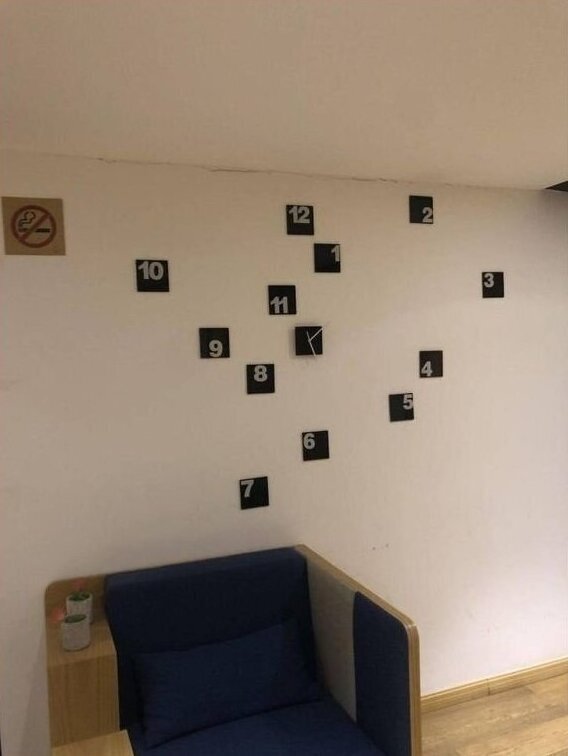 Работы дизайнеров, которые явно перестарались (15 фото)