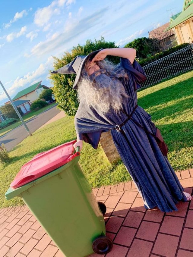 Выход к мусорке - целое представление. Австралийцы придумали себе развлечение на карантине (24 фото + видео)