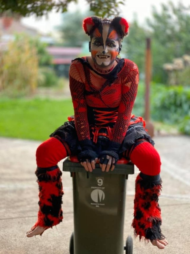 Выход к мусорке - целое представление. Австралийцы придумали себе развлечение на карантине (24 фото + видео)