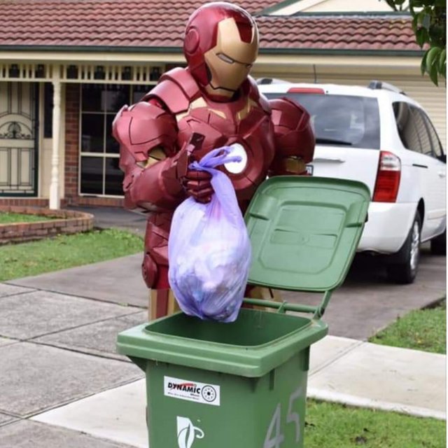 Выход к мусорке - целое представление. Австралийцы придумали себе развлечение на карантине (24 фото + видео)