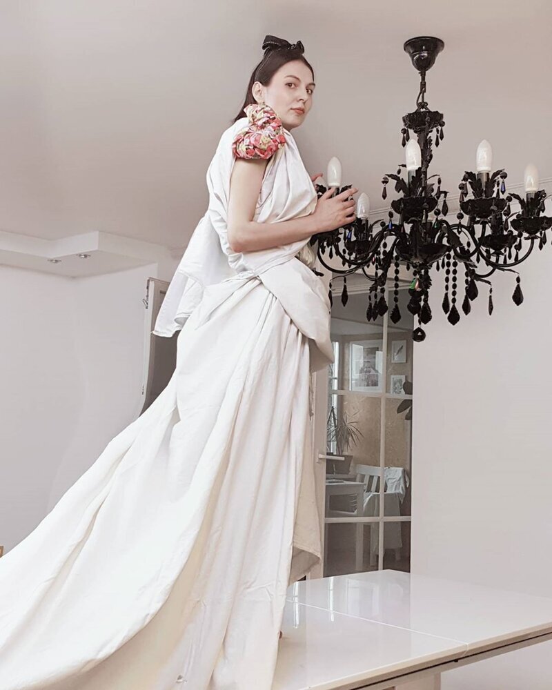 Карантин на стиле: модные образы из подручных материалов (47 фото)