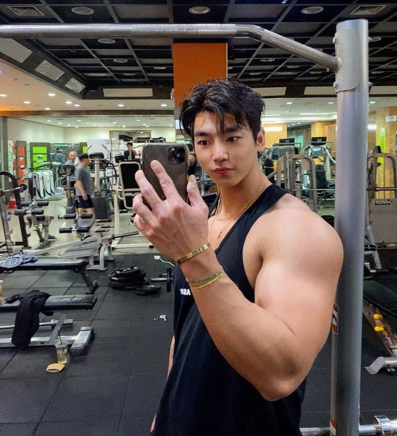 Бодибилдерам нельзя пропускать день головы и шеи (2 фото)