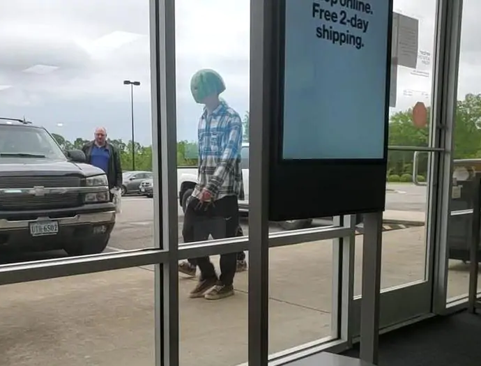 Преступники с арбузом на голове ограбили магазин в США (5 фото) Преступники с арбузом на голове ограбили магазин в США (5 фото)