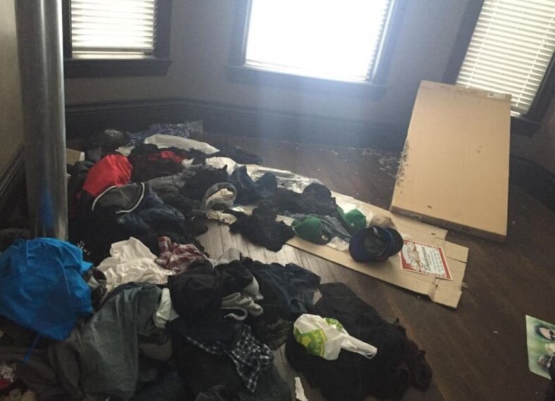 Когда реально не повезло с соседом: война жильцов (17 фото)