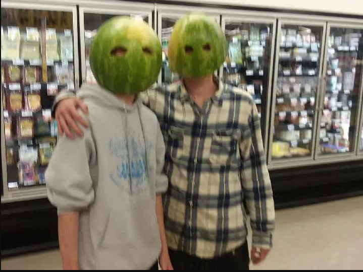 Преступники с арбузом на голове ограбили магазин в США (5 фото) Преступники с арбузом на голове ограбили магазин в США (5 фото)