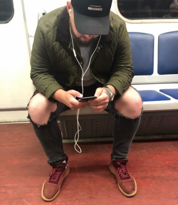 Модники и чудаки из метро (25 фото)