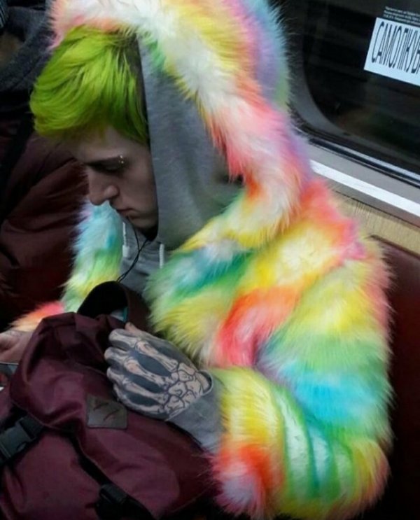 Модники и чудаки из метро (25 фото)