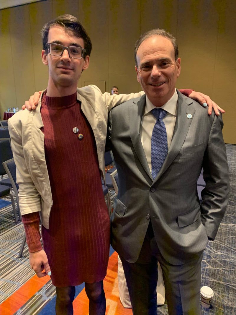 Выступление члена демократической партии Нью–Йорка (2 фото) Выступление члена демократической партии Нью–Йорка (2 фото)