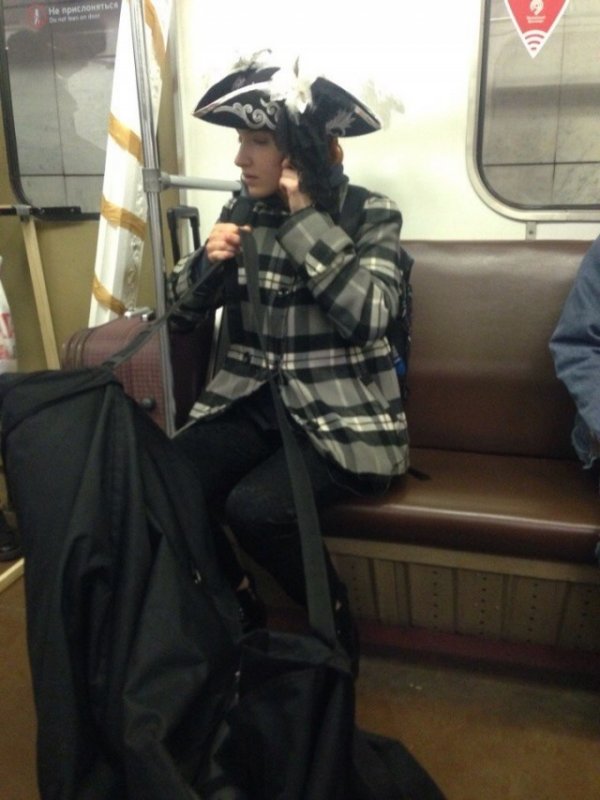 Модники и чудаки из метро (25 фото)