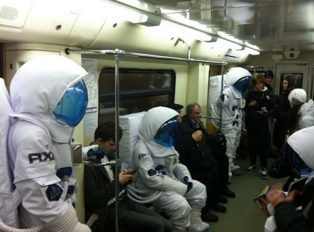 Модники и чудаки из метро (25 фото)