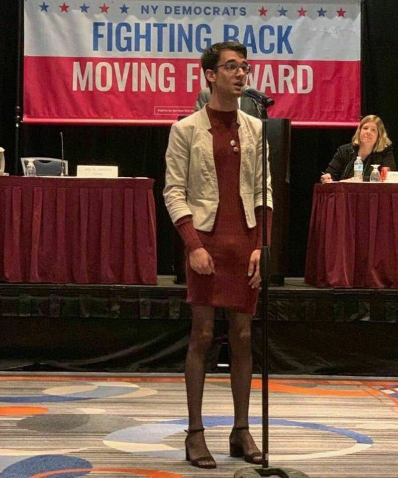 Выступление члена демократической партии Нью–Йорка (2 фото) Выступление члена демократической партии Нью–Йорка (2 фото)