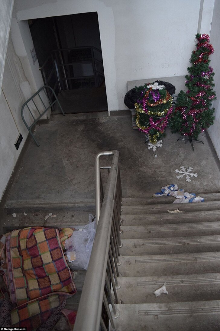 Страх и отвращение в общежитии рабочих фабрики, где собирают iPhone (20 фото) Страх и отвращение в общежитии рабочих фабрики, где собирают iPhone (20 фото)