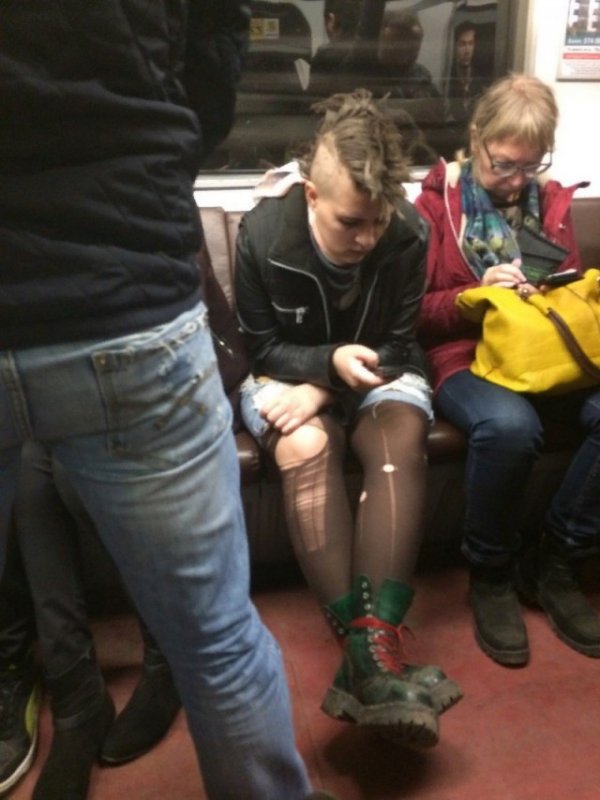 Модники и чудаки из метро (25 фото)