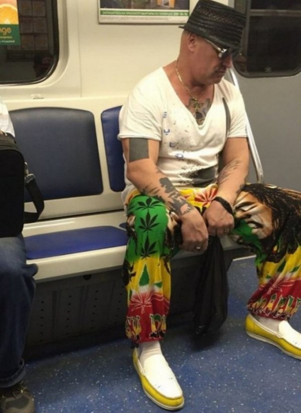 Модники и чудаки из метро (25 фото)