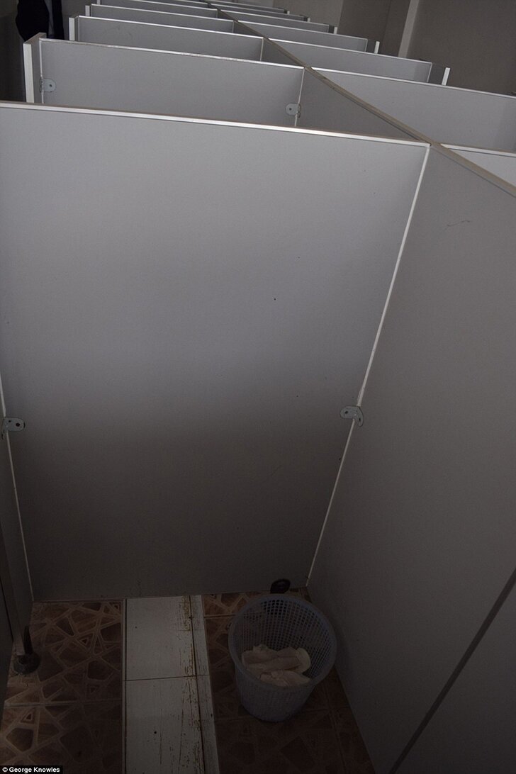 Страх и отвращение в общежитии рабочих фабрики, где собирают iPhone (20 фото) Страх и отвращение в общежитии рабочих фабрики, где собирают iPhone (20 фото)