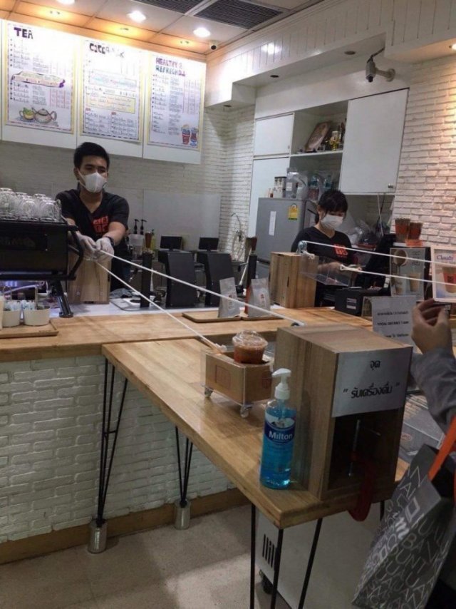 Когда социальное дистанцирование зашло слишком далеко (15 фото)