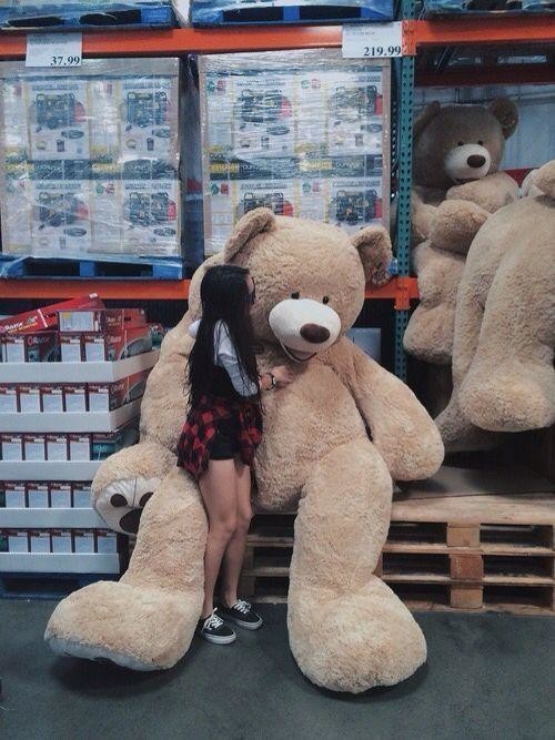 9 причин почему девушки любят огромных плюшевых медведей (20 фото) 9 причин почему девушки любят огромных плюшевых медведей (20 фото)