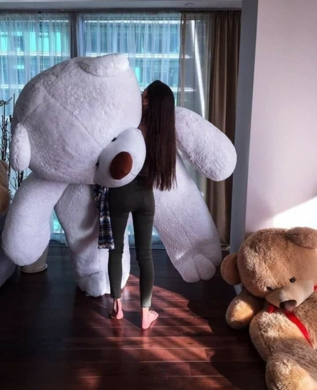 9 причин почему девушки любят огромных плюшевых медведей (20 фото) 9 причин почему девушки любят огромных плюшевых медведей (20 фото)