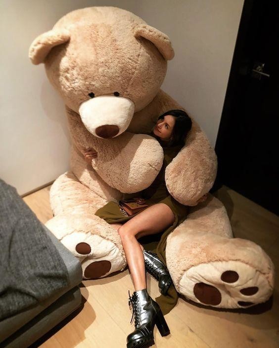 9 причин почему девушки любят огромных плюшевых медведей (20 фото) 9 причин почему девушки любят огромных плюшевых медведей (20 фото)