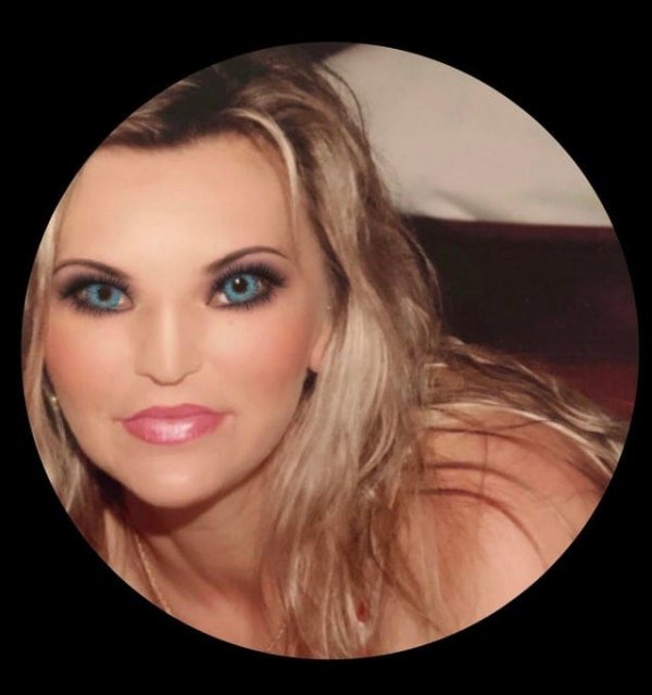 Красавцы и красавицы, которые переборщили с обработкой фотографий (15 фото) Красавцы и красавицы, которые переборщили с обработкой фотографий (15 фото)