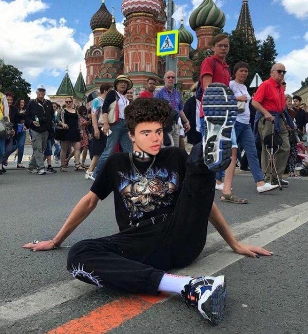 Красавцы и красавицы, которые переборщили с обработкой фотографий (15 фото) Красавцы и красавицы, которые переборщили с обработкой фотографий (15 фото)