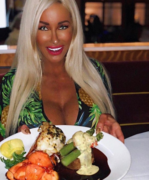 Красавцы и красавицы, которые переборщили с обработкой фотографий (15 фото) Красавцы и красавицы, которые переборщили с обработкой фотографий (15 фото)