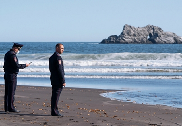 Задумчивые полицейские у Тихого океана стали героями соцсетей (13 фото)