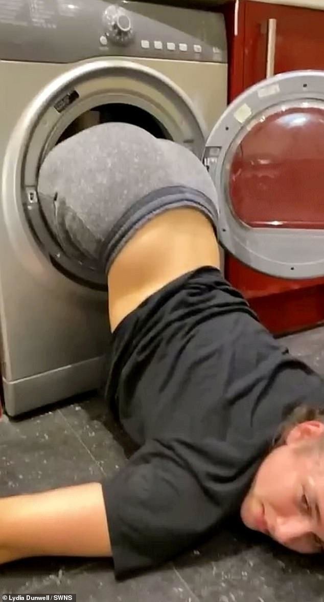 Уморительное спасение британки, которая на спор залезла в сушильную машину (4 фото) Уморительное спасение британки, которая на спор залезла в сушильную машину (4 фото)