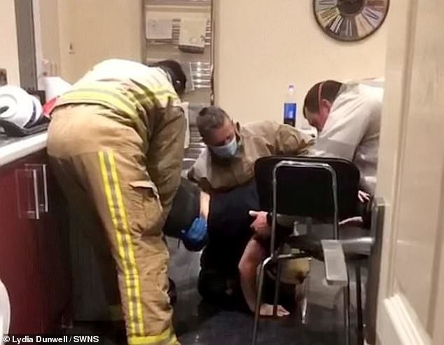 Уморительное спасение британки, которая на спор залезла в сушильную машину (4 фото) Уморительное спасение британки, которая на спор залезла в сушильную машину (4 фото)