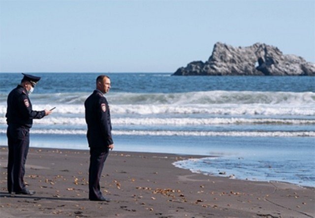 Задумчивые полицейские у Тихого океана стали героями соцсетей (13 фото)