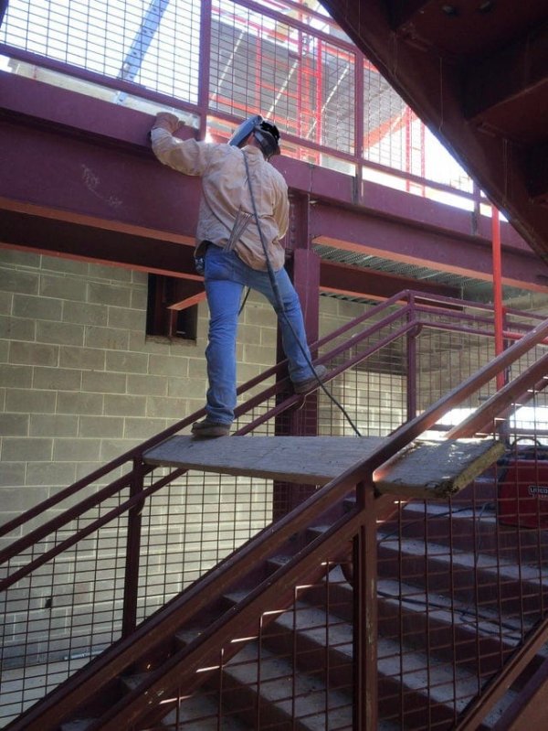 Люди, которые не слышали о технике безопасности (19 фото)