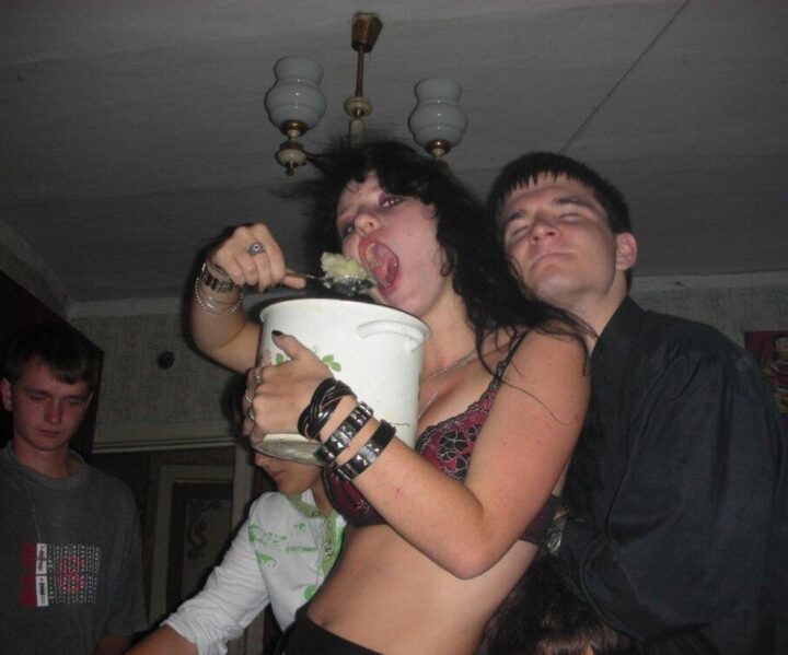 Пьяная девушка в лифчике что то ест из кастрюли