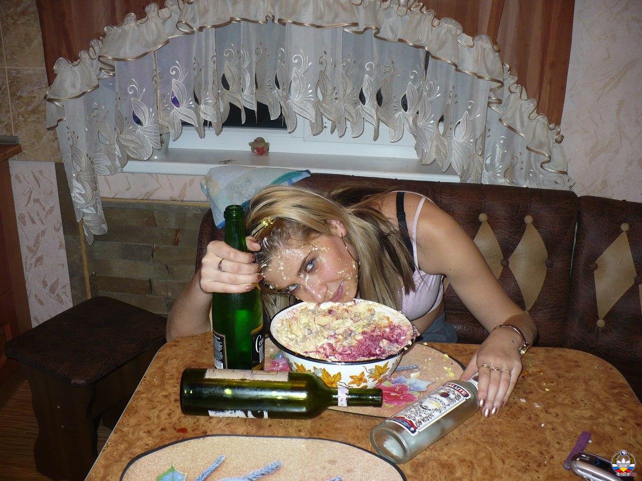 Бухие русские жены. Пьяные девушки в соцсетях. Пьяные подруги за столом. Пьянка дома.