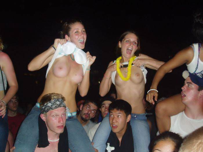 Две девки напились и показывают грудь без лифчика