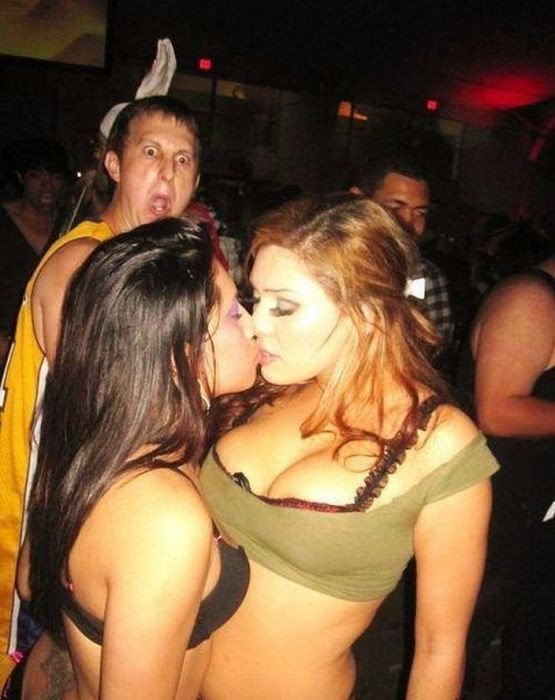 Пьяные девушки без комплексов с большими сиськами целуются