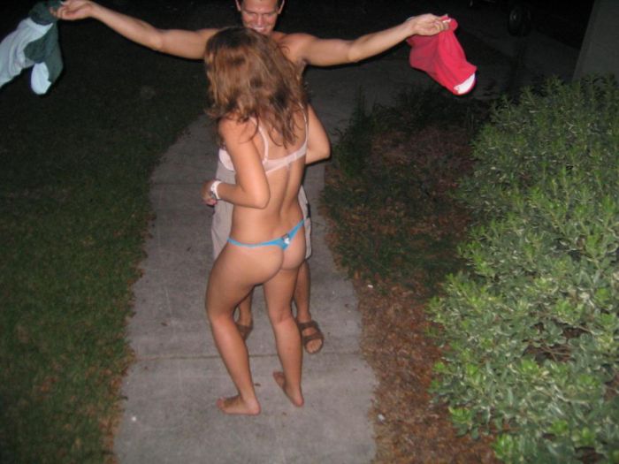 Пьяная девушка без одежды в стрингах пытается уйти